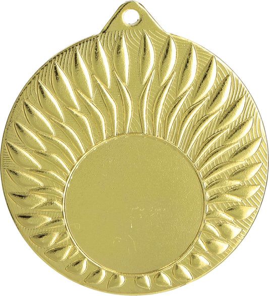 Eine Goldmedaille mit einem Sonnenstrahlenmuster an den Rändern und einer leeren Mitte, gefertigt aus hochwertigem Material. Dieses exquisite Stück, ideal für sportliche Veranstaltungen, ist ein Beispiel für die Qualität, die für Medaillen Mönchengladbach 50 mm MMC24050 von Anbieter A steht.