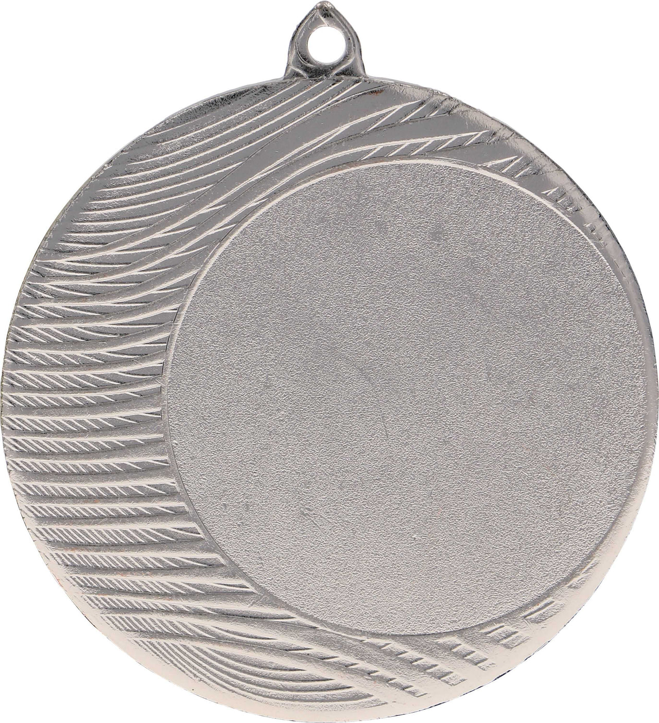 Eine schlichte Silbermedaille mit einem strukturierten, geschwungenen Linienmuster auf der linken Seite und einer glatten, runden Mitte, perfekt für jede Sportveranstaltung. An der Oberseite befindet sich eine kleine Öse zur Befestigung. Wir präsentieren die Medaillen Hamm 70 mm MMC1090.