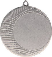 Eine schlichte Silbermedaille mit einem strukturierten, geschwungenen Linienmuster auf der linken Seite und einer glatten, runden Mitte, perfekt für jede Sportveranstaltung. An der Oberseite befindet sich eine kleine Öse zur Befestigung. Wir präsentieren die Medaillen Hamm 70 mm MMC1090.