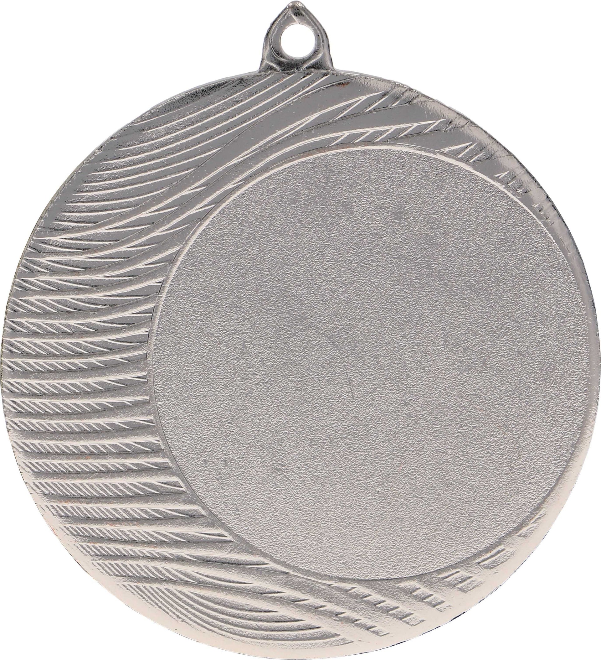 Eine schlichte Silbermedaille mit einem strukturierten, geschwungenen Linienmuster auf der linken Seite und einer glatten, runden Mitte, perfekt für jede Sportveranstaltung. An der Oberseite befindet sich eine kleine Öse zur Befestigung. Wir präsentieren die Medaillen Hamm 70 mm MMC1090.