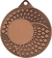 Eine komplizierte bronzene Medaillen-Chemnitz-Medaille (50 mm, MMC31050) mit geometrischen Mustern mit einem kreisförmigen, erhabenen Bereich in der Mitte und einem kleinen Loch an der Oberseite zum Aufhängen; perfekt zum Gedenken an besondere Ereignisse oder zur Belohnung von Erfolgen in Chemnitz.