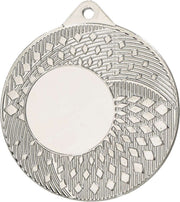 Eine runde Silbermedaille mit einem komplizierten geometrischen Muster und einem kleinen Loch oben zur Befestigung. Die Mitte ist leer und glatt und bildet einen Kontrast zum strukturierten Design, das sie umgibt. Dieses exquisite Stück Medaillen Chemnitz 50 mm MMC31050 wäre bei jedem Wettbewerb eine begehrte Auszeichnung.