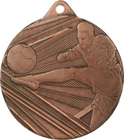 Eine Bronzemedaille zeigt einen Fußballspieler, der einen Ball kickt, was ihr hochwertiges Design unterstreicht. Die Medaillen Cottbus 50 mm ME001 sind perfekt für jedes Fußballturnier.
