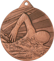 Eine Medaillen Potsdam 50 mm ME003, die einen Schwimmer mit Schwimmbrille und Badekappe, ausgestrecktem Arm und um ihn herum von Wasserkräuseln umgeben zeigt, aus hochwertigem Material.