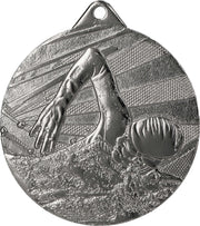Silbermedaille mit der Abbildung eines Schwimmers im Freistil mit detaillierten Wasser- und Lichtstrahlen im Hintergrund, gefertigt aus hochwertigem Material. Perfekt für Schwimmwettkämpfe, organisiert von Medaillen Potsdam 50mm ME003.