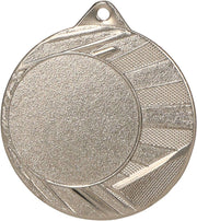Eine schlichte, runde Silbermedaille mit einem kleinen Loch an der Oberseite zum Befestigen eines Bandes. Am äußeren Rand sind geometrische Muster geprägt. Der mittlere Bereich ist glatt und leer und eignet sich daher perfekt zum Gravieren von Details zu Medaillen Leipzig 40 mm ME0040 für Sportveranstaltungen oder Wettbewerbsteilnahmen.