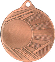 Eine Bronzemedaille mit geometrischem Design und Strahlen, die von einem zentralen Kreis ausgehen, ideal für sportliche Anlässe, Medaillen Kiel 50 mm ME006.