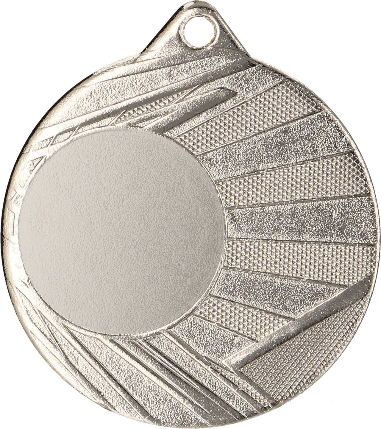 Ein silberner runder Medaillen Kiel 50 mm ME006 mit strukturiertem Muster und einem kleinen Loch oben zur Befestigung. Die Mitte ist leer und bietet Platz für eine Gravur. Perfekt für sportliche Anlässe, verbindet es Eleganz mit Vielseitigkeit.