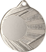 Ein silberner runder Medaillen Kiel 50 mm ME006 mit strukturiertem Muster und einem kleinen Loch oben zur Befestigung. Die Mitte ist leer und bietet Platz für eine Gravur. Perfekt für sportliche Anlässe, verbindet es Eleganz mit Vielseitigkeit.