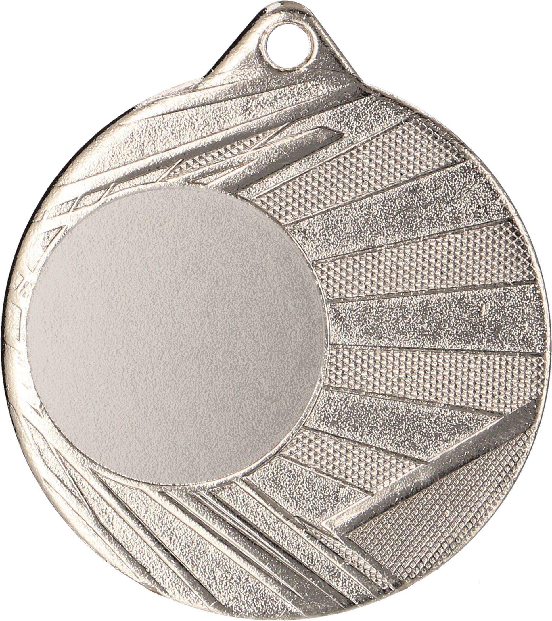 Ein silberner runder Medaillen Kiel 50 mm ME006 mit strukturiertem Muster und einem kleinen Loch oben zur Befestigung. Die Mitte ist leer und bietet Platz für eine Gravur. Perfekt für sportliche Anlässe, verbindet es Eleganz mit Vielseitigkeit.