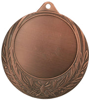 Eine Nahaufnahme einer Medaille zeigt die detaillierte Handwerkskunst und spiegelt Stolz und Ehre wider. Die Medaillen Oberhausen 70 mm ME0170, Teil der renommierten Kollektion, glitzert im Licht mit komplizierten Gravuren, die ihre ME0170-Nummerierung hervorheben.