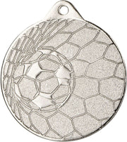 Eine silberne Medaille im Fußballdesign, ideal zur Ehrung der Sieger bei Fußballturnieren, hergestellt vom Medaillen Hildesheim 50 mm MMC0350.