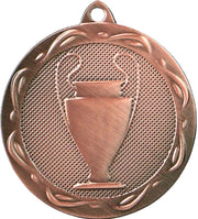 Abgebildet ist eine Bronzemedaille aus hochwertigem Material mit dem Bild eines Pokals auf strukturiertem Hintergrund mit dekorativem Rand, perfekt für jede Sportveranstaltung bei Medaillen Herne 32 mm MMC1032.