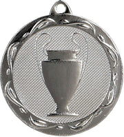Eine Silbermedaille, die Medaillen Herne 32 mm MMC1032, mit einem geprägten Bild eines Pokals mit Henkeln, umgeben von einem strukturierten kreisförmigen Rand mit dekorativen Mustern, gefertigt aus hochwertigem Material – ideal für jede Sportveranstaltung.