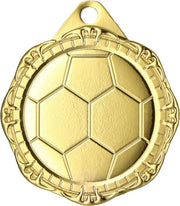 Goldene Fußballmedaille mit Sechseck- und Fünfeckmuster in der Mitte, umgeben von einem dekorativen Rand und einem kleinen Loch für ein Band an der Oberseite. Diese Medaillen Moers 32 mm MMC1232 spiegeln die Fußballleidenschaft wunderschön wider und sind somit perfekt für jeden Champion.