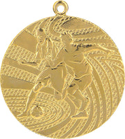 Ein Goldmedaillon mit einem geprägten Fußballdesign mit zwei Fußballspielern in Aktion und einem Wirbelmuster im Hintergrund, das den Geist von Medaillen Siegen 40 mm MMC1340 symbolisiert.