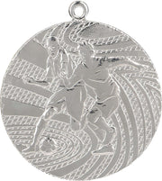Eine Silbermedaille mit geprägtem Fußballdesign von zwei Fußballspielern in Aktion, mit abstrakten Mustern im Hintergrund, perfekt für jeden Gewinner. Wir präsentieren die Medaillen Siegen 40 mm MMC1340.