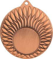 Eine Bronzemedaille mit einem Sonnenstrahlenmuster am Rand und einer leeren Mitte, gefertigt aus hochwertigem Material für sportliche Veranstaltungen.