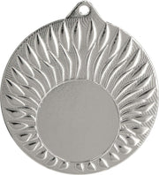 Eine runde Silbermedaille mit einem Loch an der Oberseite und einem Sonnenstrahlenmuster an den Rändern, gefertigt aus hochwertigem Material. Die Mitte ist leer, perfekt für Sportveranstaltungen oder diejenigen, die Medaillen Mönchengladbach 50 mm MMC24050 suchen.