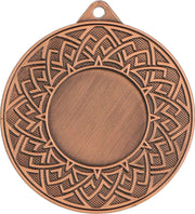 Eine aufwendig gestaltete Bronzemedaille mit kreisförmigem Muster und einem kleinen Loch oben zum Aufhängen, perfekt für jede Hallensportveranstaltung. Die Mitte ist schlicht und glatt, was sie zu einem idealen Andenken für Sportler macht, die bei Medaillen-Halle-Veranstaltungen brillieren. Dies ist die Medaillen Halle 50 mm MMC26050.