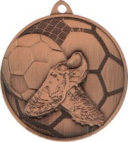 Eine bronzene Medaillen Trier 50 mm MMC28050 mit einem Relief eines Fußballs, eines Netzes und eines Paar Stollen, ideal für jedes Fußballturnier, das von Ihrem örtlichen Sportverein veranstaltet wird.