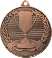 Eine bronzene Medaillen Neuss 50 mm MMC30050 mit einer gravierten Trophäe in der Mitte, umgeben von einem Lorbeerkranzmuster und einem leeren Banner unter der Trophäe, das den Sieg symbolisiert.