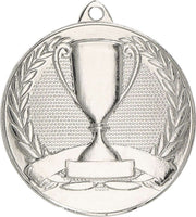 Eine silberne Medaille mit einem erhabenen Trophäendesign in der Mitte, umgeben von Lorbeerblättern, perfekt für jede Auszeichnung oder jeden Sieg: Medaillen Neuss 50 mm MMC30050.