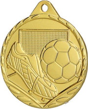 Eine Medaille Salzgitter 32 mm MMC3032 mit einem Fußball, einem Fußballschuh und einem Tornetz, das in seine Oberfläche eingraviert ist und ein einzigartiges Design aufweist, das perfekt für jedes Fußballturnier ist.