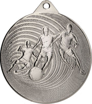 Eine runde Silbermedaille mit drei Fußballspielern in Aktion mit einem Fußball, umgeben von einem Wirbelmuster. Die Medaille hat oben ein kleines Loch zum Anbringen eines Bandes, perfekt für jede Sportveranstaltung oder Siegerehrung. Dies ist die Medaillen Offenbach 70 mm MMC3070.