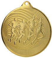 Goldmedaille mit einer Gravur von vier laufenden Athleten in Bewegung, vor einem strukturierten Hintergrund mit einem kleinen Loch oben zum Aufhängen. Diese Medaillen Pforzheim 70 mm MMC3071 feiern sportliche Erfolge und tragen die charakteristische Qualität.