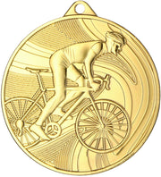 Eine Goldmedaille mit dem geprägten Bild eines Radfahrers auf einem Fahrrad vor einem wirbelnden abstrakten Hintergrund, perfekt für jeden Radsport-Gewinner. Produktname: Medaillen Erlangen 50 mm MMC38050.