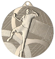 Eine Medaillen Heidelberg 50 mm MMC39050 mit einem geprägten Bild eines Basketballspielers in Bewegung mit einem Basketballkorb und einem Netz im Hintergrund, erinnert an die Medaillen, die bei High-Stakes-Turnieren für Handballmannschaften verliehen werden.
