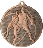 Medaillen Bremerhaven 50 mm MMC40050 zeigt zwei Basketballspieler in Aktion, wobei einer den Ball dribbelt, während der andere ihn bewacht. Der Hintergrund enthält ein großes Basketball-Design, was es zu einer perfekten Belohnung für jeden Enthusiasten macht.