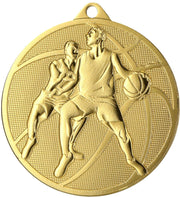 Eine goldene Medaillen Bremerhaven 50 mm MMC40050, die zwei Basketballspieler in Aktion zeigt, wobei ein Spieler den Ball dribbelt und der andere verteidigt. So wird die Essenz des Basketballs als wohlverdiente Belohnung eingefangen.