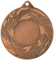 Eine runde Bronzemedaille mit geometrischen Gravuren und einer Öse an der Oberseite zur Befestigung eines Bandes, perfekt zum Gedenken an bemerkenswerte Leistungen. Die Mitte ist leer und glatt und kann individuell gestaltet werden. Dies ist die Medaillen Münster 50 mm MMC42050.