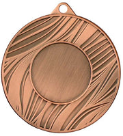 Eine runde Bronzemedaille, die an die Designs von Medaillen Augsburg erinnert, hat eine leere Mitte und stilisierte wellenartige Muster am Rand. Sie ist oben mit einem kleinen Loch zum Aufhängen versehen und eignet sich daher zum Gedenken an Jubiläen oder Sportwettkämpfe. Das Produkt ist als Medaillen Augsburg 50 mm MMC43050 bekannt.