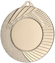 Eine runde Goldmedaille mit einer leeren Mitte, verziert mit strukturierten und linearen Mustern und einem kleinen Loch an der Oberseite zum Befestigen eines Bandes. Diese Medaillen Duisburg 45 mm MMC4502 stellen den Höhepunkt der Handwerkskunst dar.