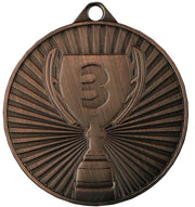 Eine bronzefarbene, runde Medaille mit einer Trophäe in der Mitte, auf der die Zahl „3“ eingraviert ist, die den dritten Platz symbolisiert. Dieses aus hochwertigem Material gefertigte Stück Medaillen Regensburg 45 mm MMC4504 dient als wertvolles Andenken an denkwürdige Erfolge.
