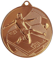 Eine goldfarbene Medaille mit dem geprägten Bild eines Fußballspielers, der einen Ball kickt und stolz den Medaillen Kaiserslautern 50 mm MMC45050 repräsentiert, perfekt für jeden Fußballverein.