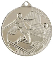 Eine Silbermedaille mit dem eingravierten Bild eines Fußballspielers, der einen Ball kickt, perfekt für jeden Fußballverein. Der Hintergrund zeigt ein Muster, das einem Fußball ähnelt, gekennzeichnet mit der unverwechselbaren Katalognummer Medaillen Kaiserslautern 50 mm MMC45050.
