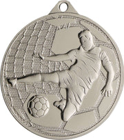 Medaillen Gütersloh 45 mm MMC4505 mit einem Fußballspieler in Aktion, der einen Fußball in Richtung eines Tornetzes kickt. Die Medaille ist perfekt für jedes Turnier und hat oben eine Schlaufe zum Anbringen eines Bandes.