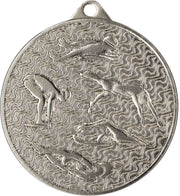 Eine runde silberne Münze (45 mm) Medaillen Ludwigshafen MMC4506 mit aufwendigen Gravuren von Athleten aus verschiedenen Sportarten, darunter Skifahren, Bobfahren und Eiskunstlauf, vor einem wellig strukturierten Hintergrund.
