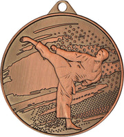 Eine Bronzemedaille, Größe von 45 mm, mit der Gravur eines Kampfsportlers, der einen hohen Tritt ausführt, mit strukturierten Mustern im Hintergrund. Perfekt für jeden Kampfsportfan. Dies ist die Medaillen Bottrop 45 mm MMC4509.