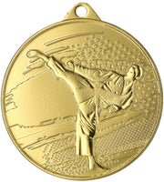Eine Goldmedaille mit der kunstvoll geprägten Medaillendarstellung eines tretenden Mannes, perfekt für jeden Kampfsportfan. Mit einer Größe von 45 mm ist die Medaillen Bottrop 45 mm MMC4509 eine beeindruckende Ergänzung für jede Sammlung.