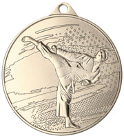 Eine Goldmedaille, Größe von 45 mm, mit einem erhabenen Design eines Kampfsportlers, der einen hohen Kick ausführt, mit einem Hintergrund aus dynamischen Linien und Punkten – perfekt für jeden Kampfsportfan. Dies ist die Medaillen Bottrop 45 mm MMC4509.