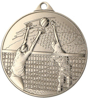Eine runde, geprägte Medaille zeigt zwei Volleyballspieler an einem Netz, die beide nach dem Ball greifen. Der Hintergrund enthält stilisierte Elemente, die möglicherweise das Publikum oder die Stadionbeleuchtung darstellen – eine außergewöhnliche Auszeichnung für Volleyball-Wettkämpfe. Dies ist die Medaillen Rostock 45 mm MMC4510.