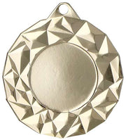Eine goldfarbene, runde Medaille mit strukturiertem, facettiertem Design an den Rändern und einem kleinen Loch an der Oberseite zum Anbringen eines Bandes. Perfekt zur Anerkennung herausragender Leistungen bei Sportveranstaltungen. Präsentiert die „Medaillen Nürnberg 45mm MMC4512“.
