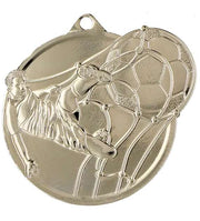 Eine Silbermedaille mit einem Fußball, perfekt für jedes Fußballturnier. Diese hochwertigen Medaillen sind ein stolzes Angebot Medaillen Hanau 60 x 50 mm MMC46050.