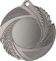 Eine silberfarbene Medaille mit strukturiertem Blätterdesign und runder, leerer Mitte, perfekt für Sportveranstaltungen in Gelsenkirchen: Medaillen Gelsenkirchen 50 mm MMC5010.