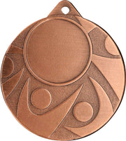 Eine Medaille Wiesbaden 50mm MMC5850 mit geprägten abstrakten menschlichen Figuren und einem leeren kreisförmigen Bereich in der Mitte, der für eine Gravur vorgesehen ist. Diese Medaille besticht durch ihr einzigartiges Design und hochwertiges Material.
